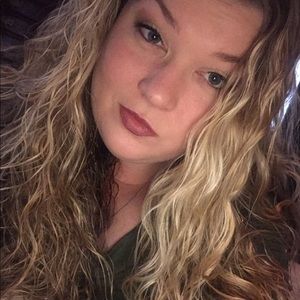 Meet your Posher, Caitlin